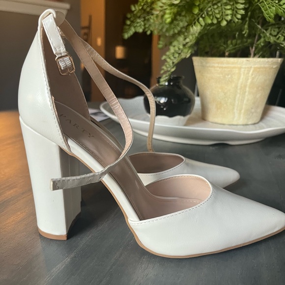 White closed toed heels - Picture 4 of 4